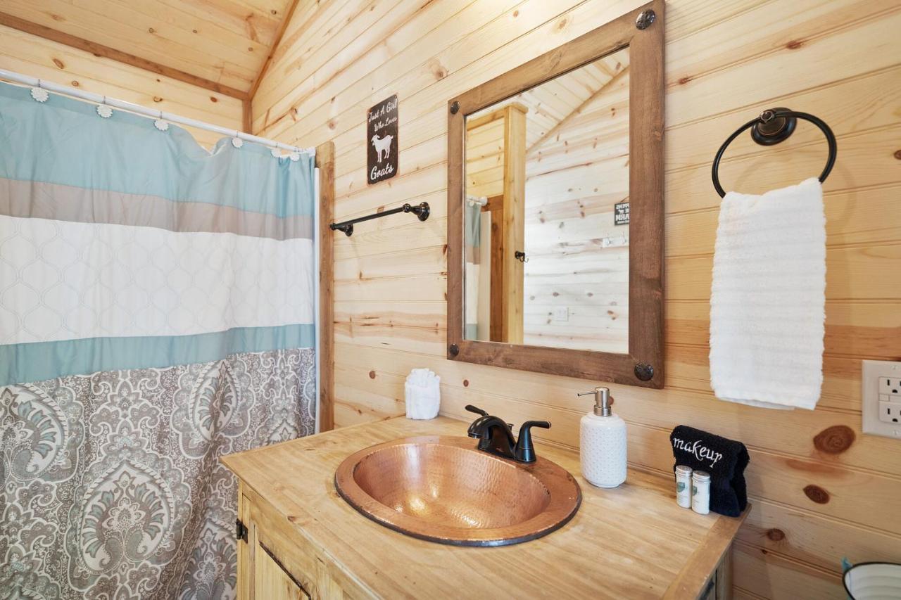 Charming Casita Right On Main St! 호텔 프레드릭스버그 외부 사진