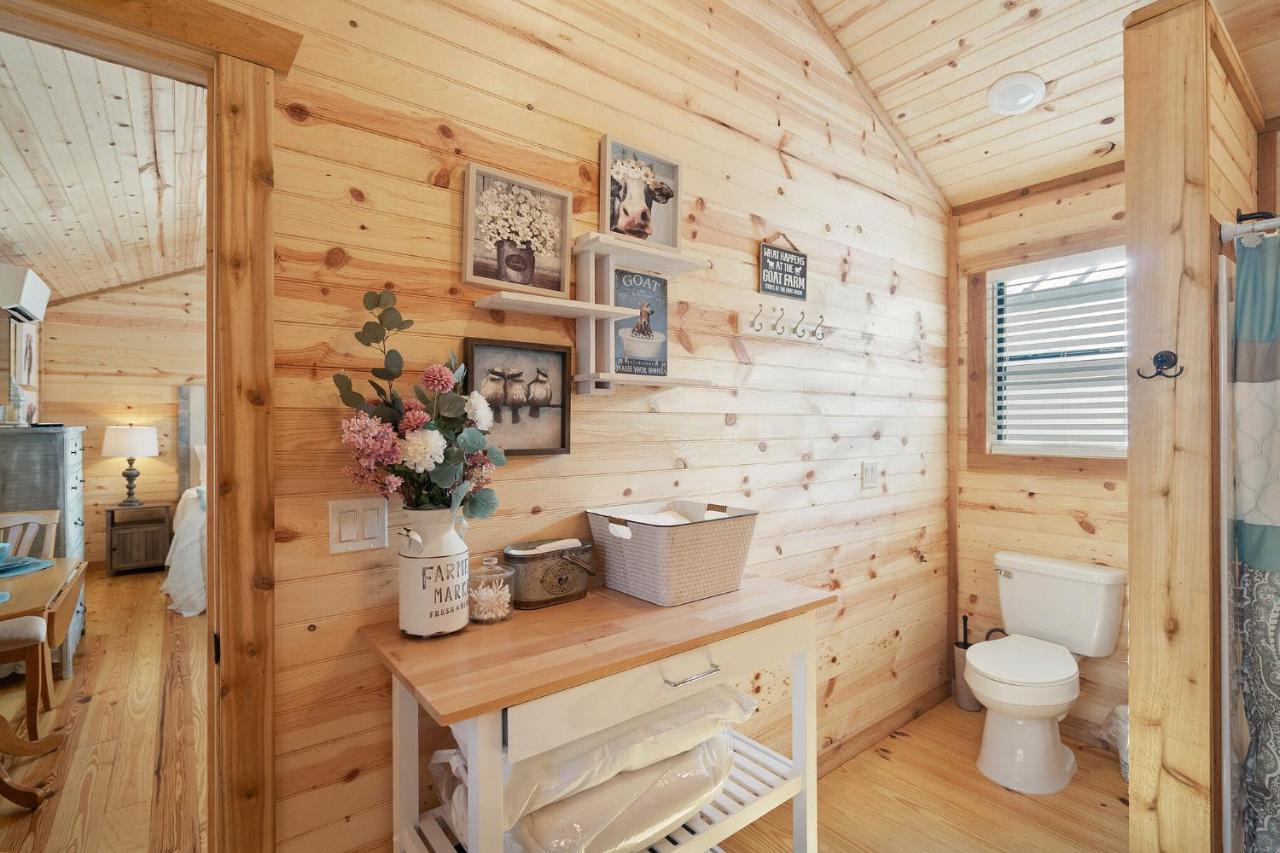 Charming Casita Right On Main St! 호텔 프레드릭스버그 외부 사진